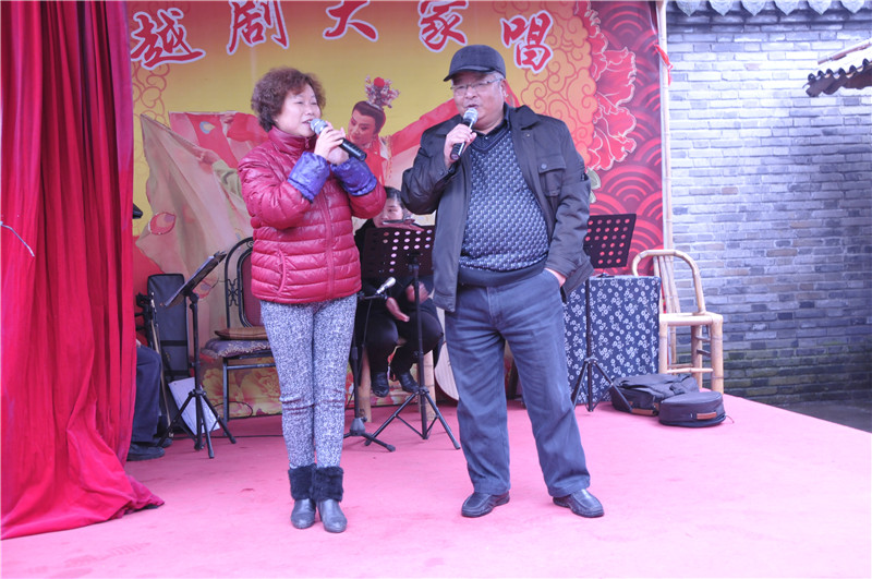 组织员与滕头村村民互动