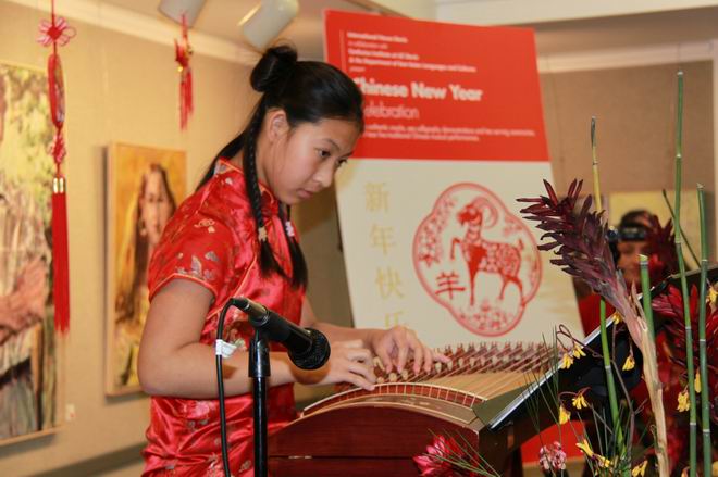 Catherine Chow 表演古筝