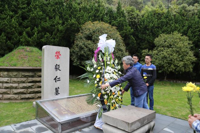 王武理事与学生代表敬献花篮