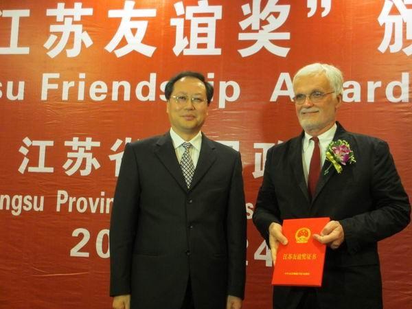 设计学院客座教授Ezio Manzini教授（右）喜获2013年度江苏友谊奖，与江苏省副省长毛伟明（左）合影