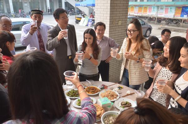 校党委副书记、副校长符惠明与穆斯林学生举杯共庆佳节