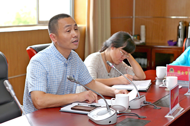 理学院党委副书记耿向阳发言