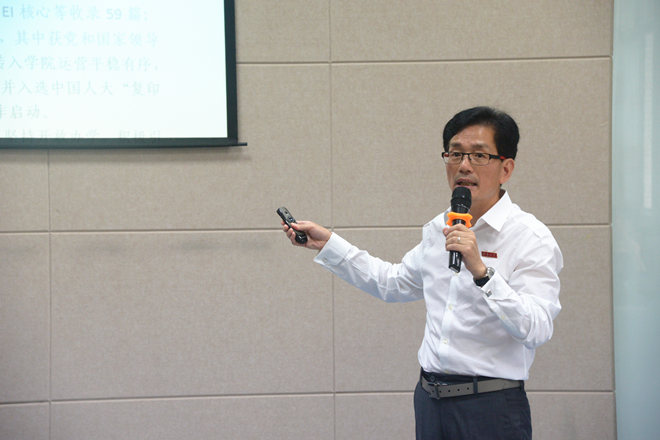 滕乐法院长作报告