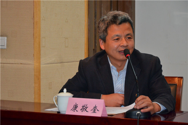 江苏省高校学报研究会理事长、《苏州大学学报》编辑部主任康敬奎主持论坛开幕式