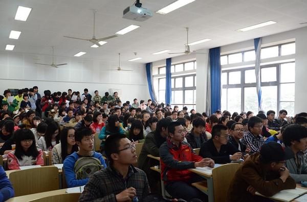 学子认真聆听