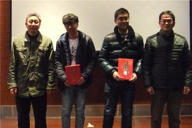商学院李磊教授、黄建康教授为优秀学术论文二等奖获奖研究生颁奖