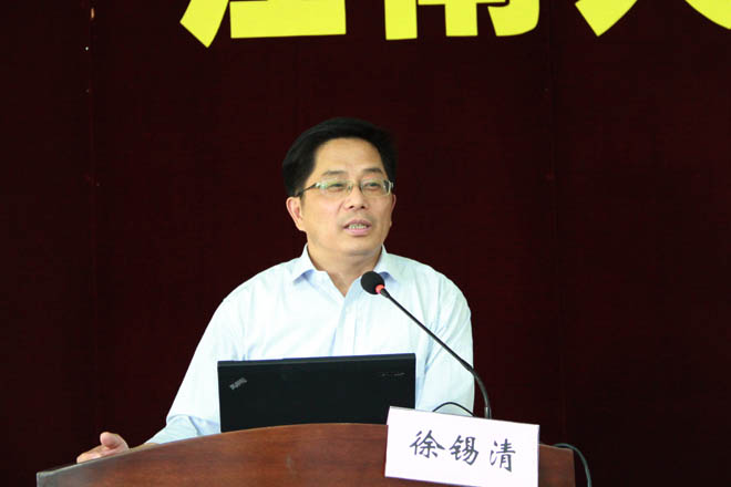 校党校专职副校长、组织部副部长徐锡清主持培训活动并作专题讲座