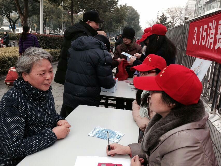 专业教师向社区群众普及消费权益相关法律知识