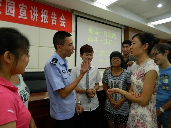 与金警官交流