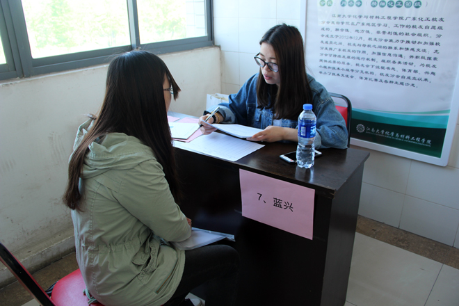 企业与应聘学生进行交流