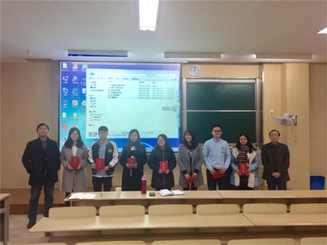 优秀实习生与老师合影