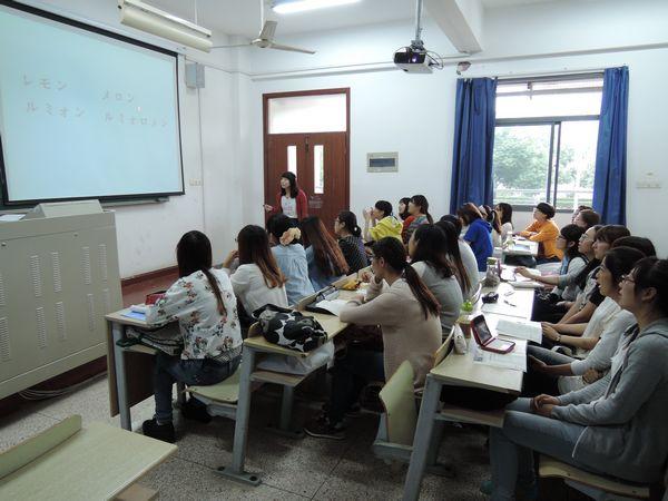 日本学生和日语系学生一同上课