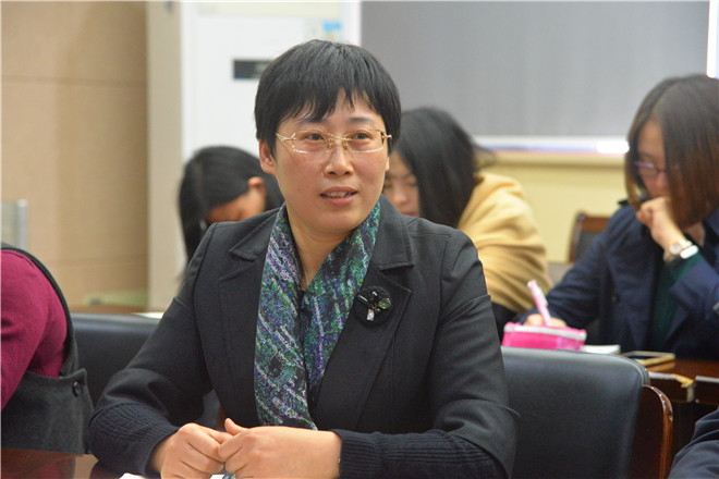 商学院党委书记李佳敏发言