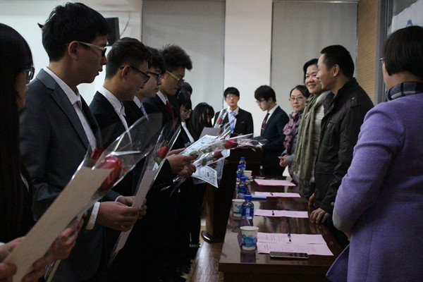 向获奖同学颁发证书