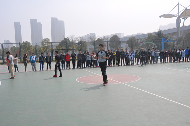 学员实地观摩篮球比赛裁判工作