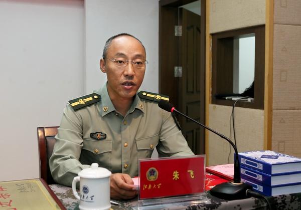 校人武部部长朱飞主持会议