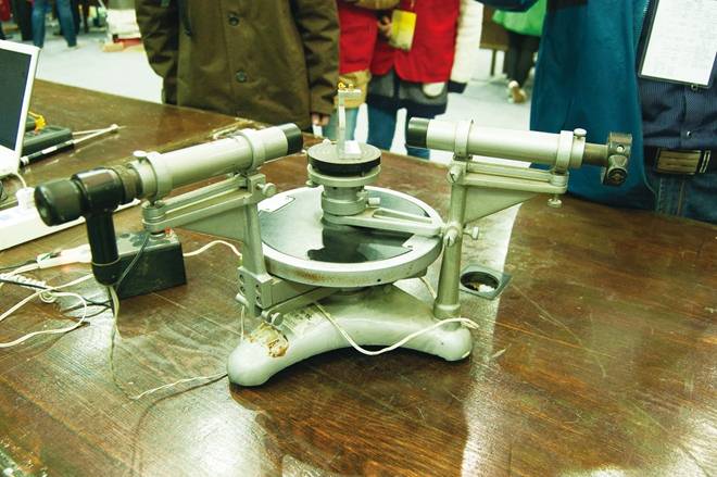 自水平平面双面反射镜
