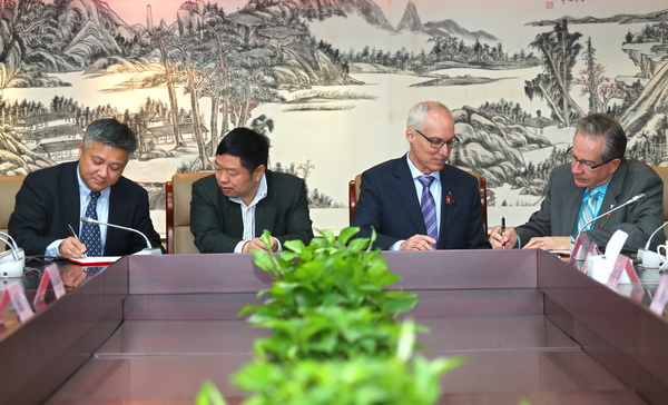 Jeff Leal部长和徐岩副校长在协议书上签字