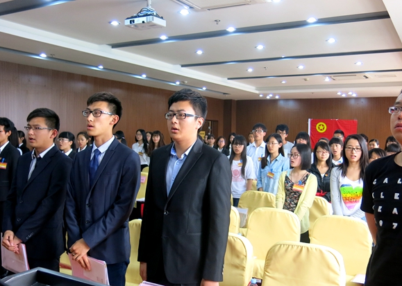 图2.全体奏唱国歌