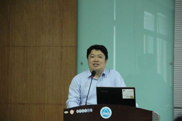 食品学院副院长周鹏介绍第十节国际食品科学与技术交流会