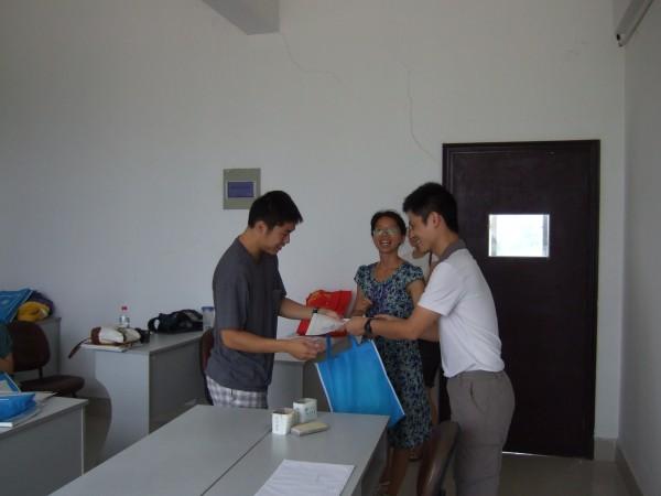 颁发证书和赠送纪念品