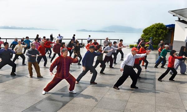 万紫千红春意浓，轻歌曼舞银发欢——校老体协举办首届“踏青联欢会”