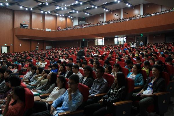 大一新生认真聆听报告会