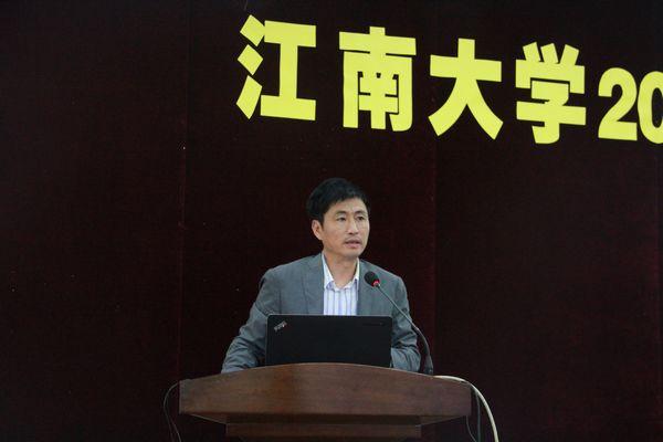 校党委常委、组织部部长戴月波作《江苏省普通高等学校党支部工作规定》解读