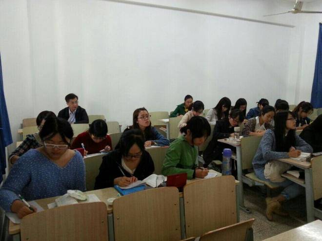 学生认真听讲