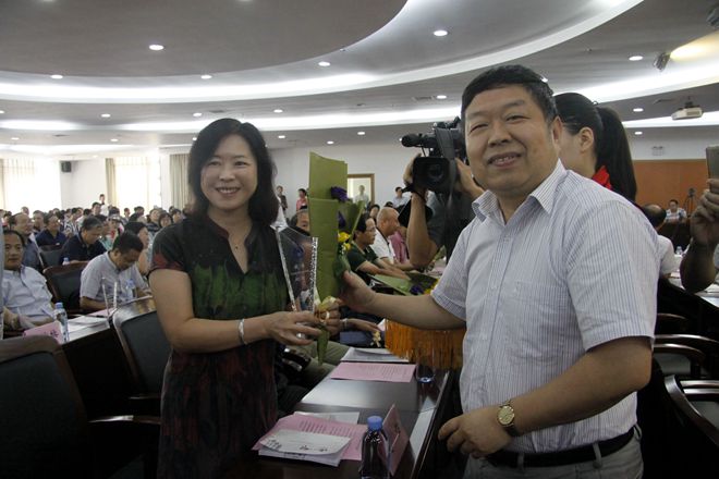 陈校长为30年教龄教师颁奖