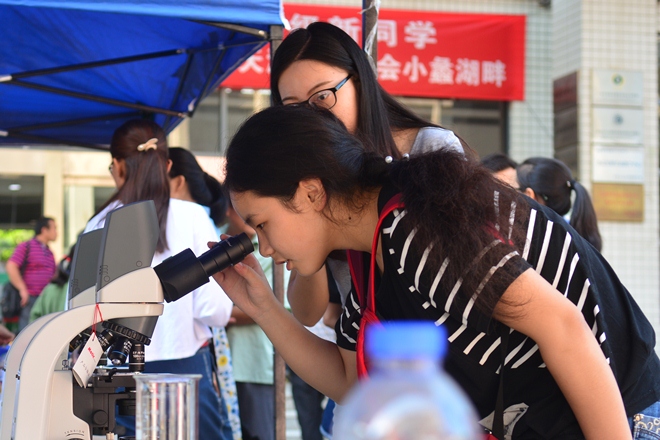 新生学习使用显微镜
