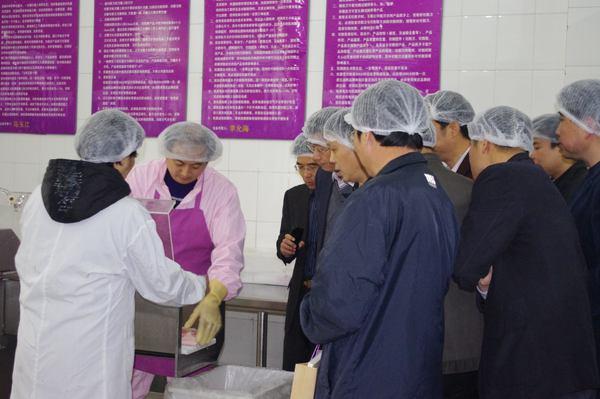 参观清华大学肉制品加工生产线