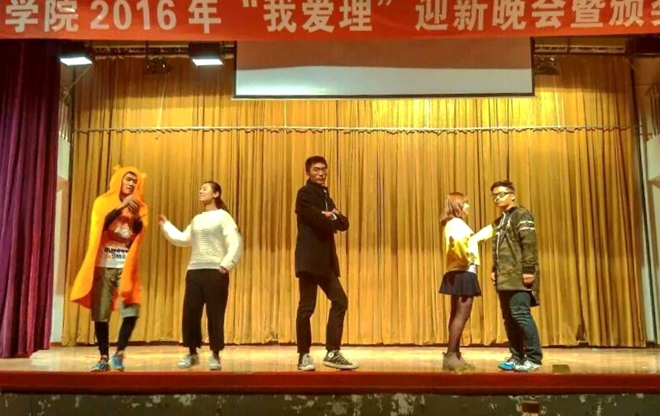 副班们表演节目