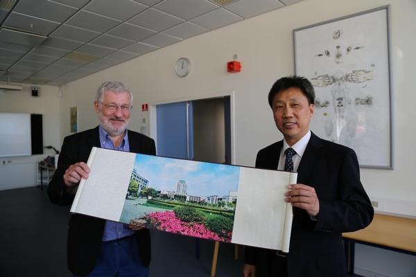 与丹麦科技大学互赠礼物