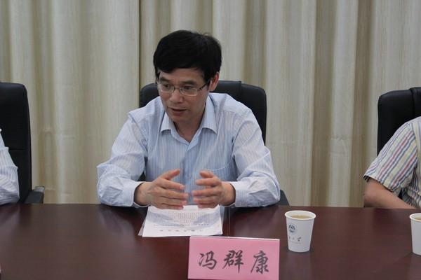机关党委书记冯群康与勤工助学学生交流