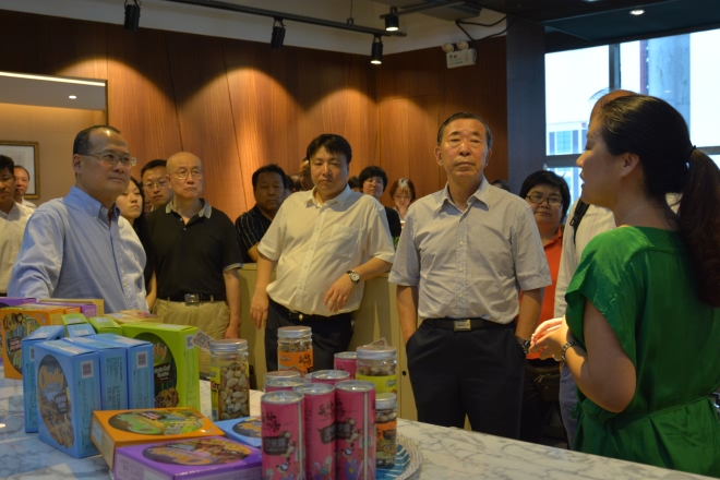 参观健康食品产业孵化中心入驻企业（一）
