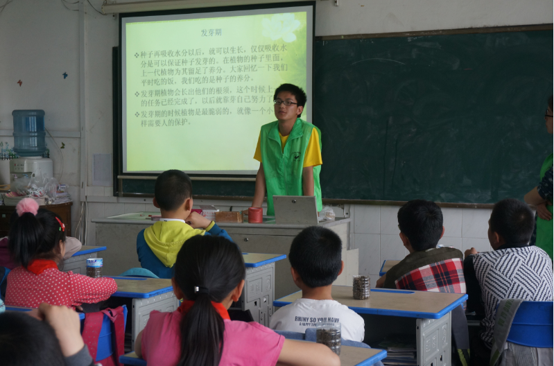 志愿者为孩子们讲解种子萌芽期