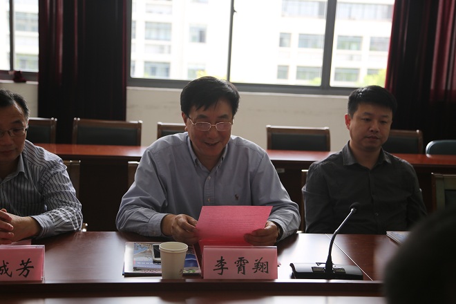 江苏高校外语教学研究会会长李霄翔宣读成立无锡高校外语研究会的批复