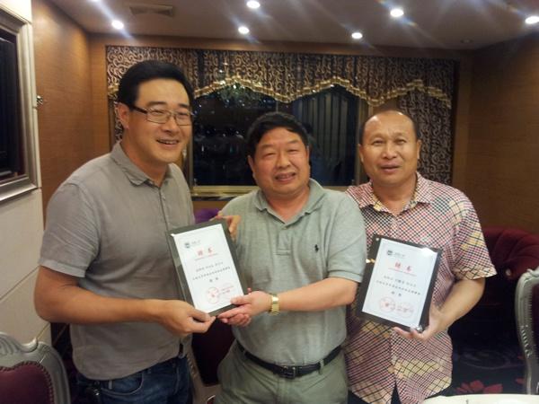 陈校长为首届江南大学企业家校友理事会理事颁发聘书