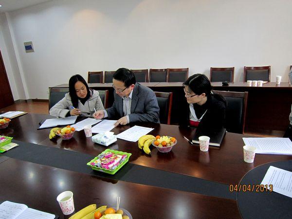 赵越教授与学院老师及同学们进行小组讨论