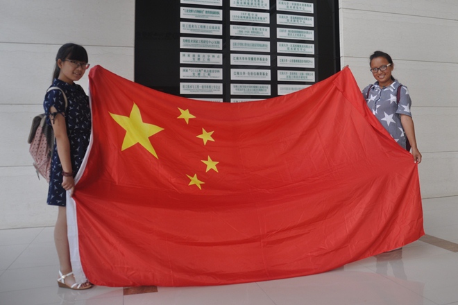 央拉和米玛拉姆撑起国旗喜迎西藏自治区成立50周年