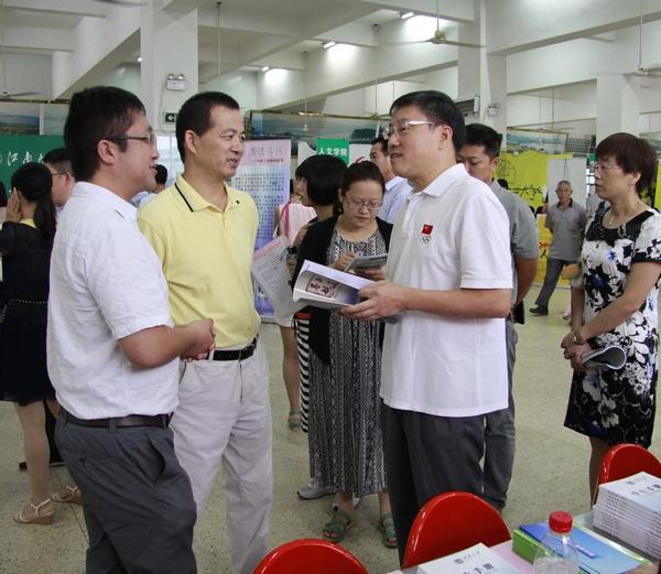 校党委书记武贵龙询问迎新相关情况