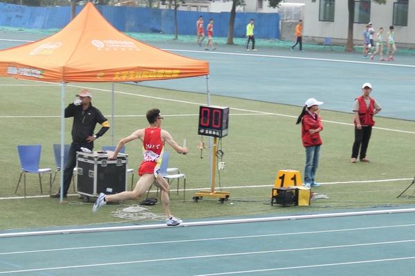 我校运动员在4乘400接力比赛中夺冠