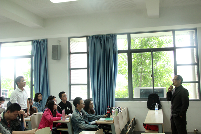学生与赵总进行积极互动