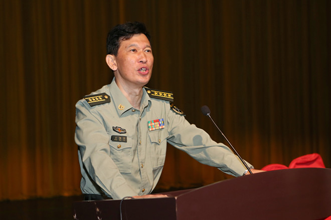 无锡军分区副司令员王炳齐大校主持会议