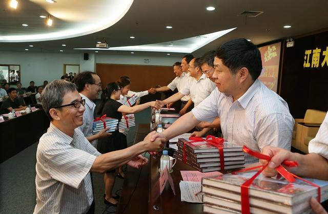 《良师轶闻》首发仪式，校领导向各学院、部门赠书