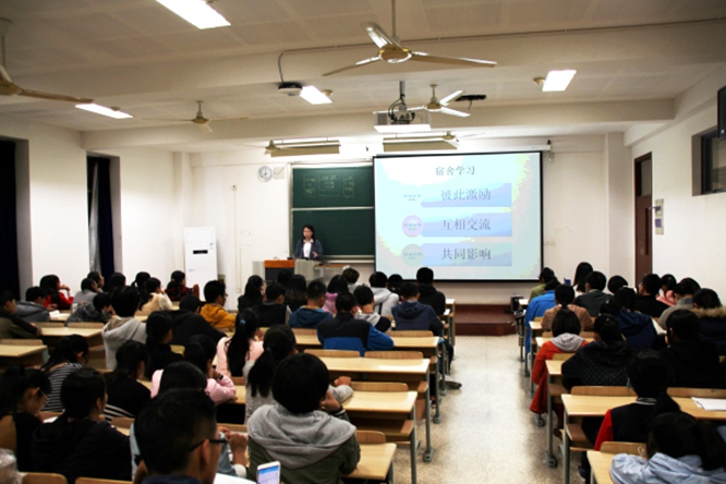 芮夏颖与同学们分享她的学习经验