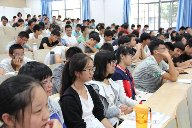 同学们认真听讲