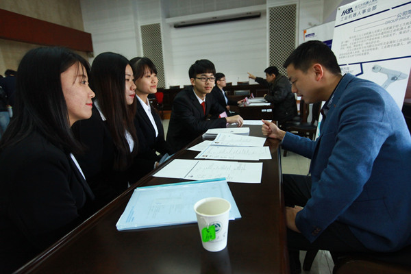 与会成员与同学们进行交流
