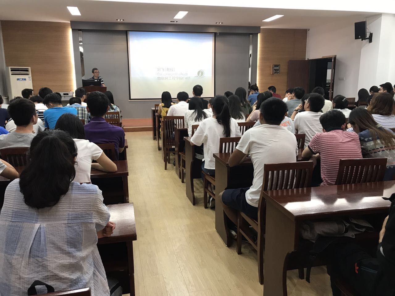 刘飞教授和同学们交流 
